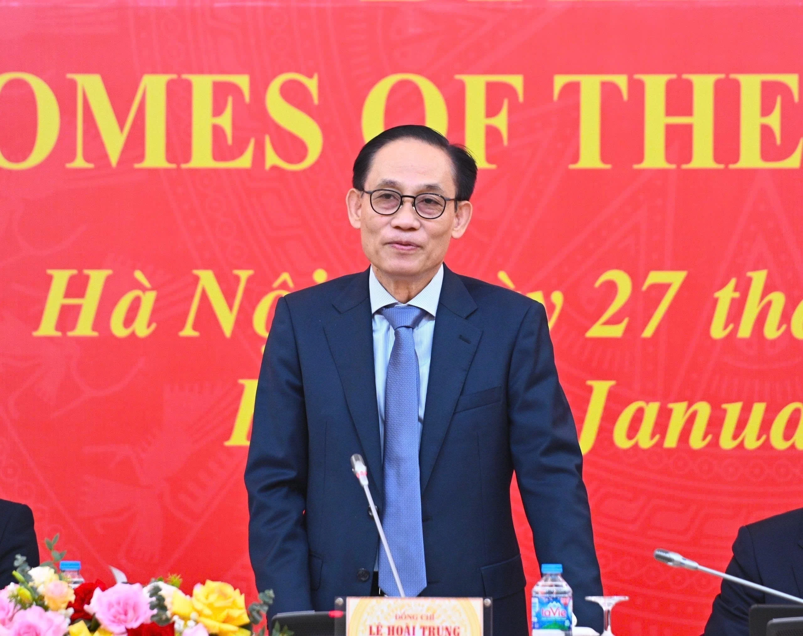 El miembro del Buró Político y ministro de Relaciones Exteriores, Le Hoai Trung, informa sobre los resultados del XIV Congreso Nacional del PCV (Foto: VNA)