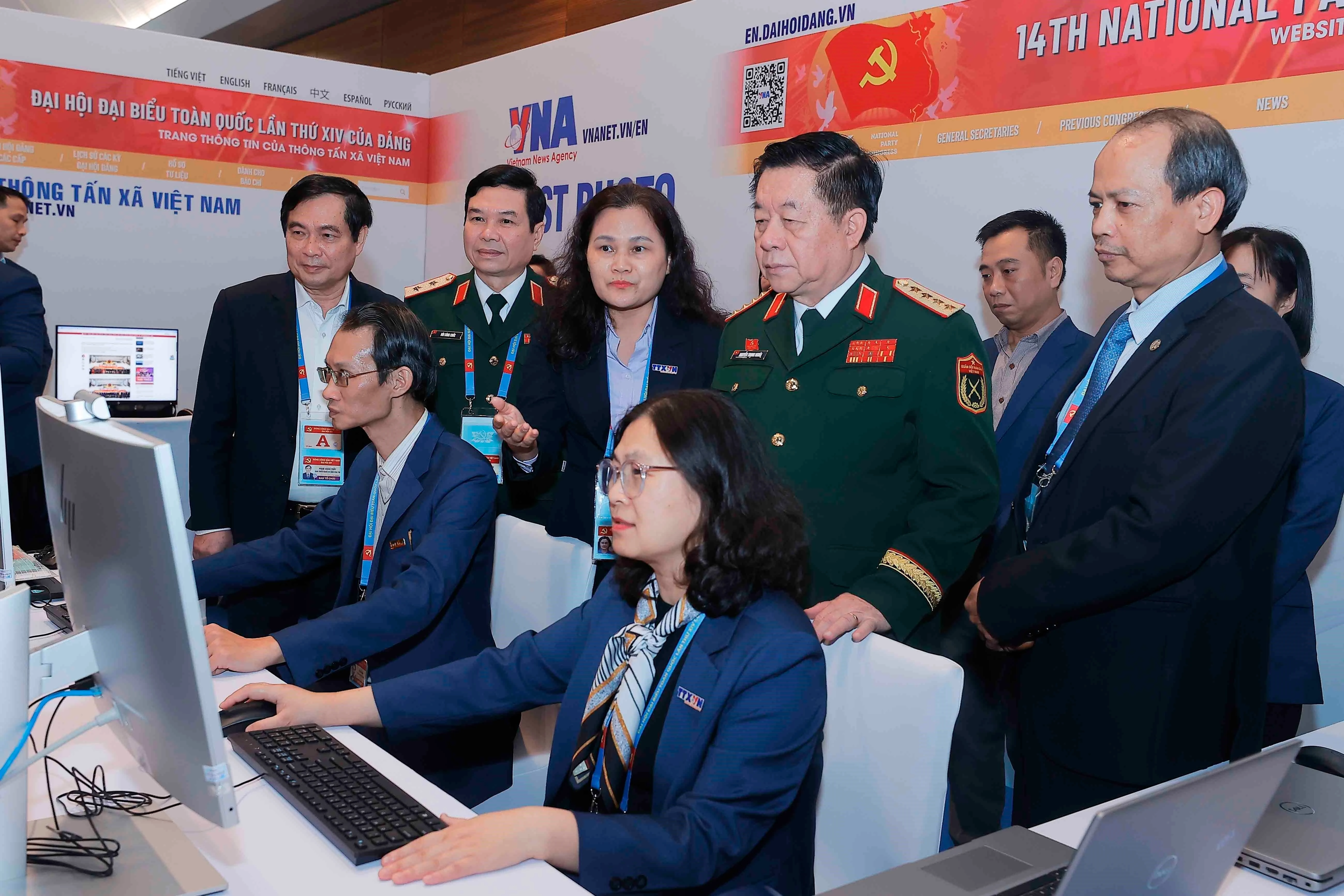 El general Nguyen Trong Nghia, jefe de la Dirección General de Política del Ejército Popular de Vietnam, visita el área operativa de la Agencia Vietnamita de Noticias en el Centro de Prensa. (Foto: VNA)
