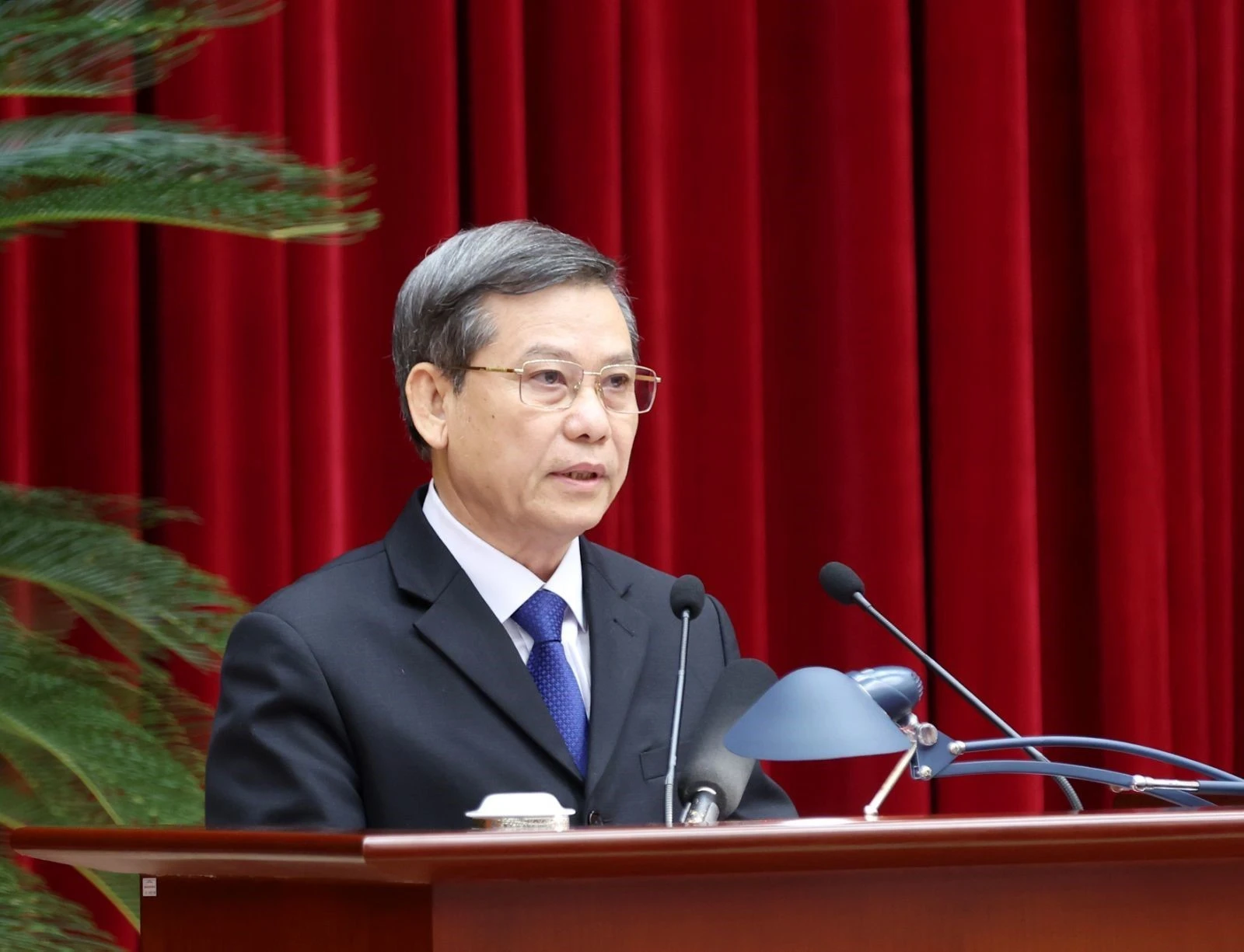 El secretario del Comité Central del PCV y subjefe permanente de su Comisión de Asuntos Internos, Le Minh Tri, responde a las preguntas de la prensa (Foto: VNA)