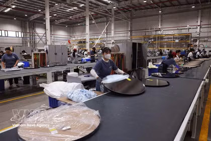 Trabajadores elaboran marcos para cuadros destinados a la exportación en la planta de INTCO Vietnam Industry Co., Ltd., empresa de capital íntegramente singapurense ubicada en el parque industrial de Bim Son, provincia de Thanh Hoa. (Foto: VNA)