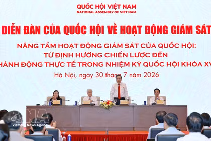 El presidente del Parlamento de Vietnam, Tran Thanh Man, preside el Foro de Supervisión de la Asamblea Nacional. (Foto: VNA)