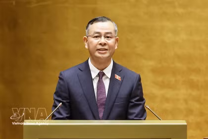 El ministro de Finanzas, Ngo Van Tuan, presenta el informe explicativo sobre la resolución de la Asamblea Nacional relativa a la política de inversión del Programa de Objetivo Nacional de Desarrollo Cultural y Social, Rural, de las Minorías Étnicas y de las Zonas Montañosas para 2026-2035. (Foto: VNA)