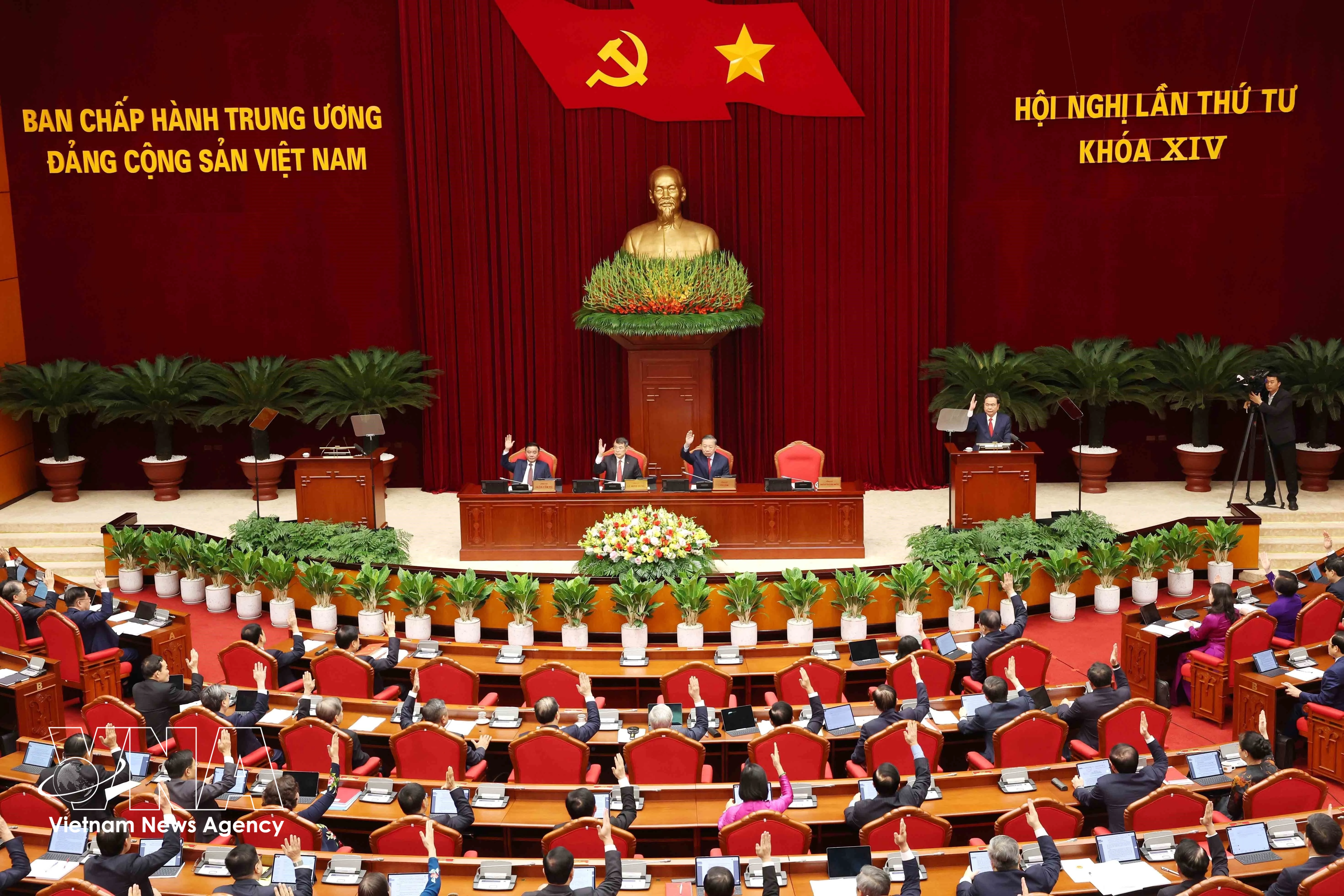 El IV Pleno del Comité Central del Partido Comunista de Vietnam (PCV) del XIV mandato quedó inaugurado bajo la presidencia del secretario general del Partido y presidente de la República, To Lam (Fuente: VNA)