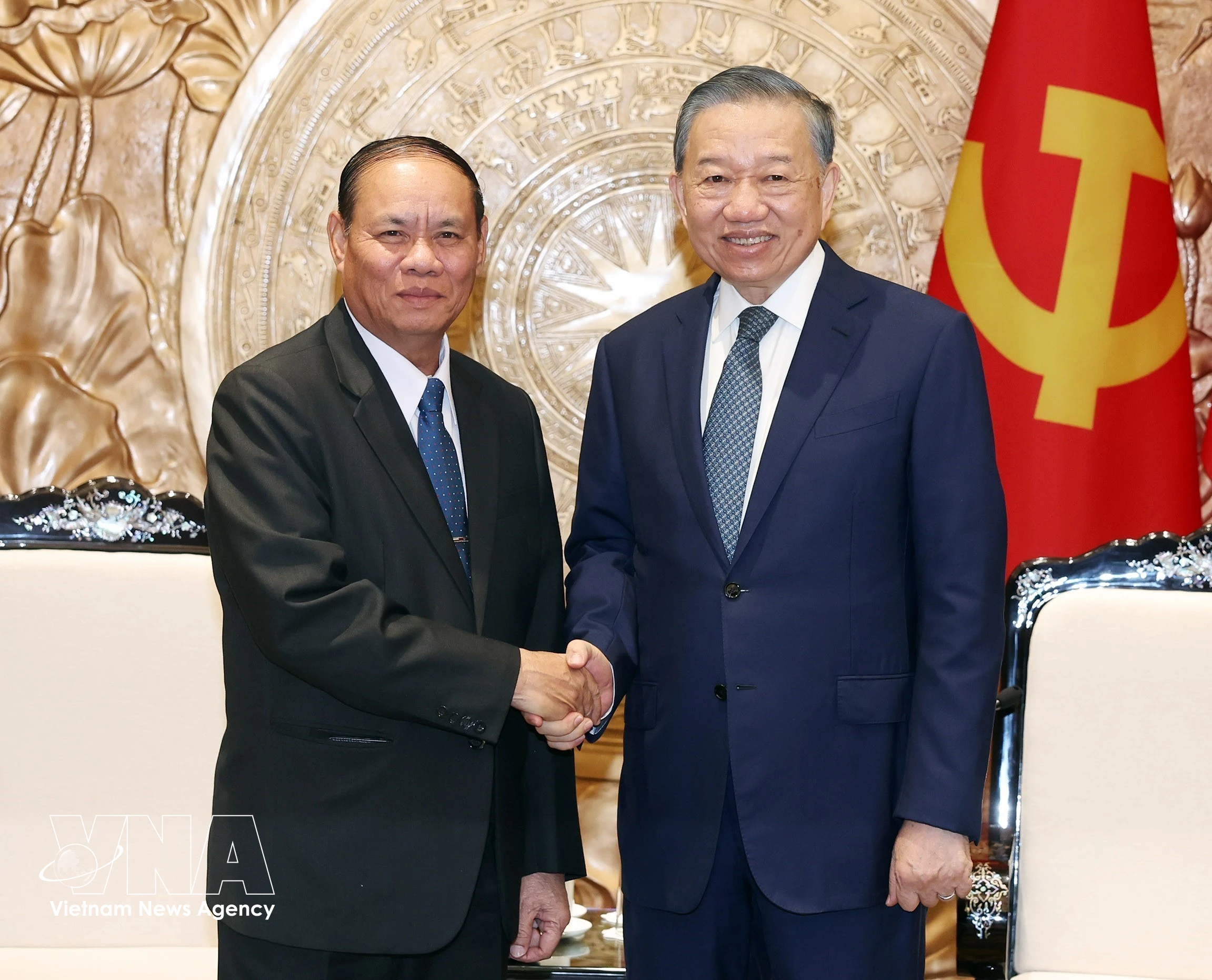 El secretario general del Partido Comunista y presidente de Vietnam, To Lam (derecha), recibe a Vilay Lakhamphong, miembro del Buró Político e integrante permanente del Secretariado del Comité Central del Partido Popular Revolucionario de Laos. (Foto: VNA)