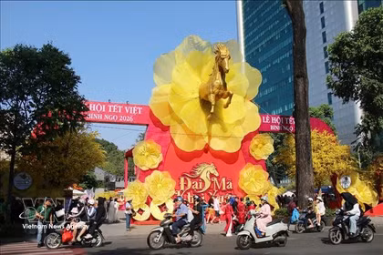 Una exposición artística toma como imagen simbólica el caballo con flores de albaricoque, con el objetivo de transmitir el espíritu de los nuevos comienzos y la aspiración de superación en el Año Nuevo. (Fuente: VNA)