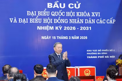 El secretario general del Partido Comunista de Vietnam, To Lam, ejerce su derecho al voto en las elecciones legislativas . (Foto: VNA)