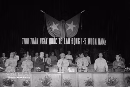  18/2/1946: El Presidente Ho Chi Minh firma el decreto que declara el 1 de mayo festivo oficial. En la foto: Presidente Ho Chi Minh en la conmemoración de 1955. (Foto: VNA)