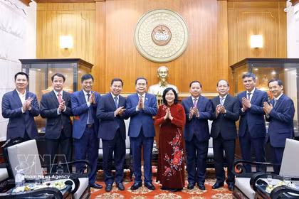 Presidente del Parlamento felicita al Frente de la Patria de Vietnam por el Año Nuevo (Foto: VNA)