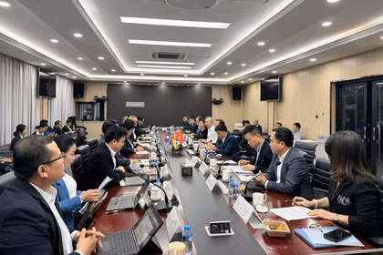 El viceministro vietnamita de Industria y Comercio, Nguyen Hoang Long, mantiene una reunión de trabajo con el viceministro lao de Industria y Comercio, Chansaveng Bounyong, en Vientiane. (Foto: VNA)