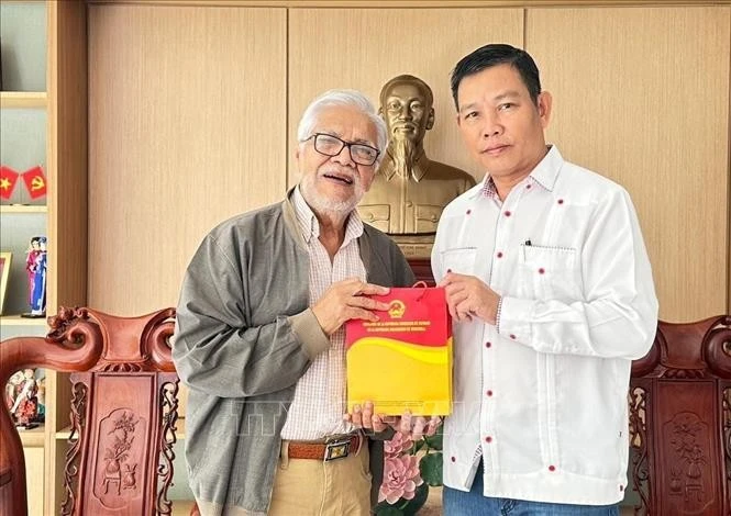 El Embajador de Vietnam en Venezuela, Vu Trung My, entrega un obsequio conmemorativo a Jorge Rondón Uzcátegui. Foto: Embajada de Vietnam en Venezuela