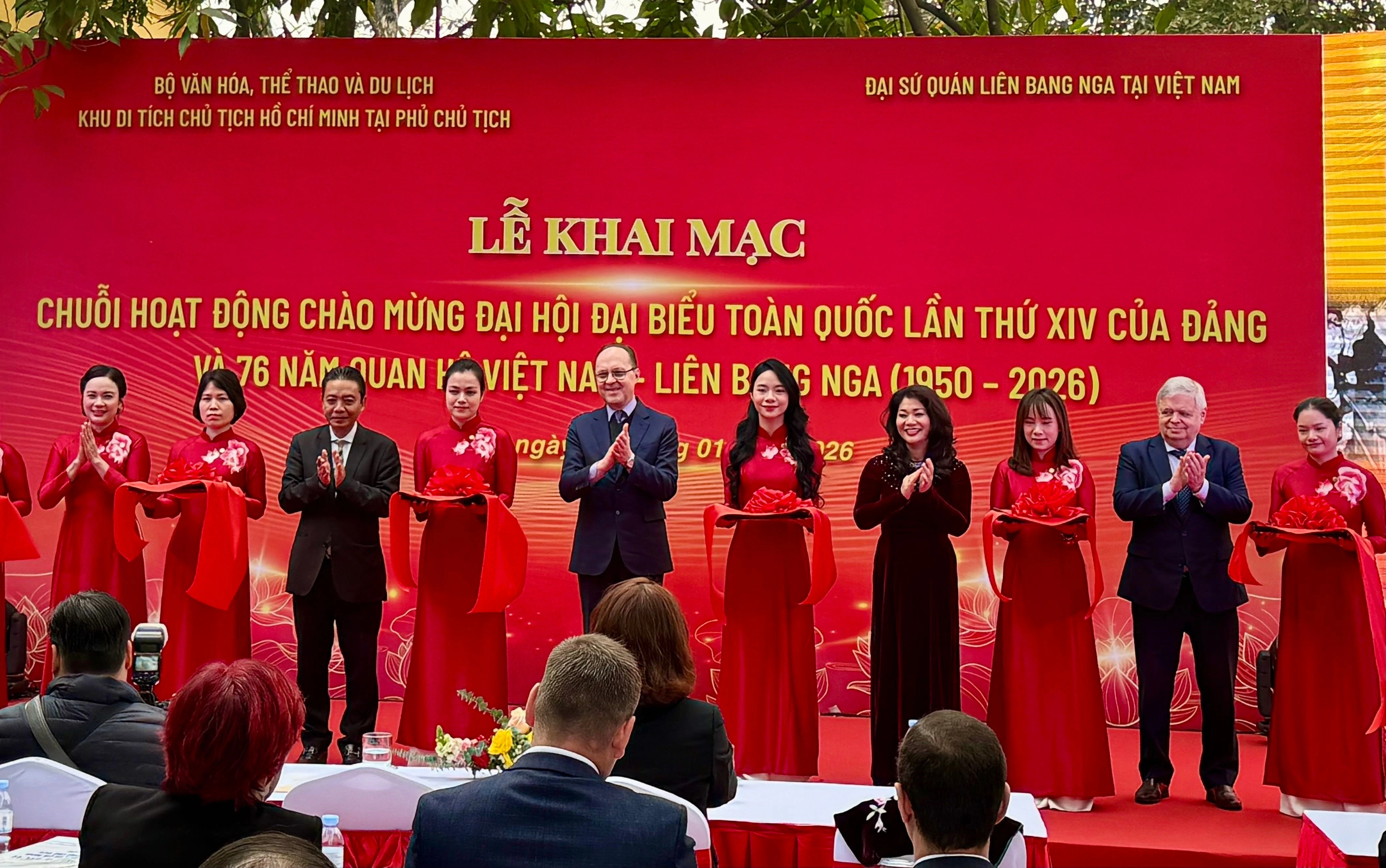 Los delegados cortan la cinta inaugural de las actividades que celebran el XIV Congreso Nacional del Partido. Foto: VNA.