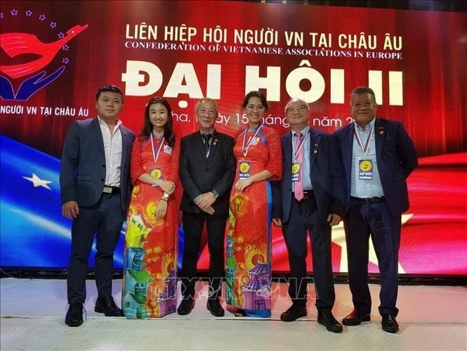 Nguyen Hai Nam (extrema derecha) asiste al segundo Congreso de la Unión de Asociaciones Vietnamitas en Europa. (Foto: VNA)