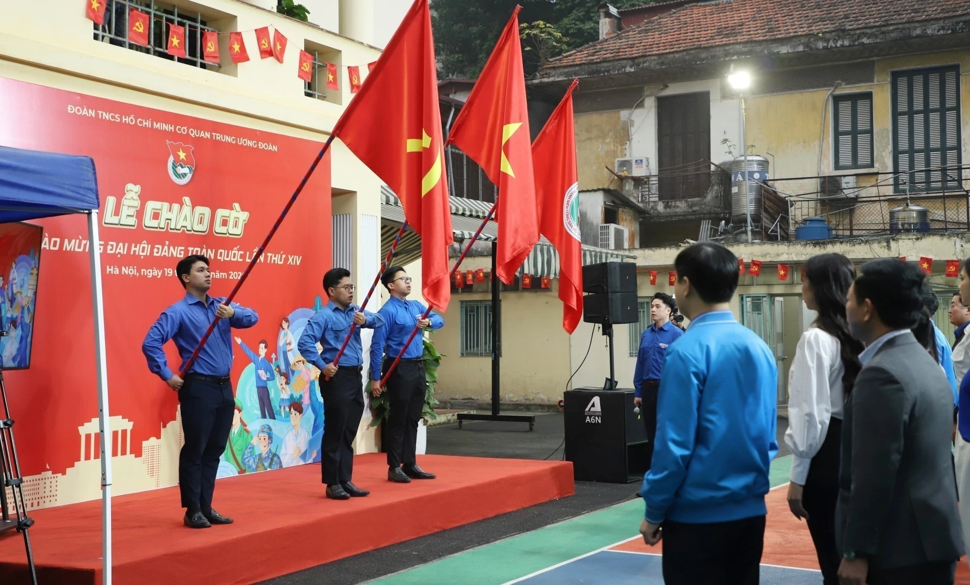 La ceremonia de izamiento de la bandera fue un momento culminante en el período álgido de propaganda y celebración del XIV Congreso Nacional del Partido. Foto: VNA