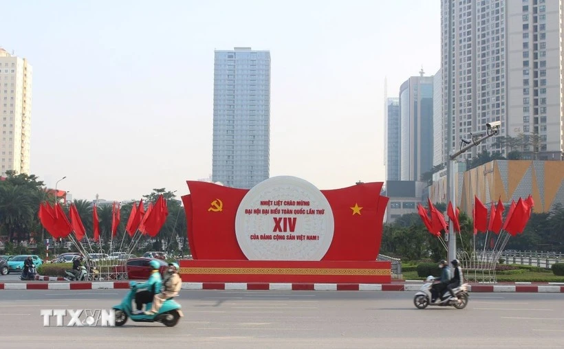 El rojo vibrante de las banderas, pancartas y decoraciones que adornaban muchas calles creó una imagen vibrante dando la bienvenida al XIV Congreso Nacional del Partido. (Foto: VNA)