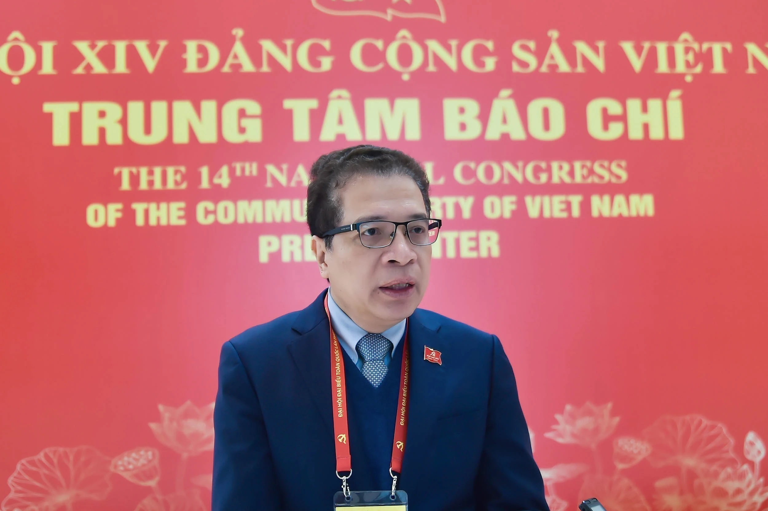 El embajador Dang Minh Khoi, de la delegación del Comité partidista del Ministerio de Relaciones Exteriores, en la entrevista al margen del XIV Congreso Nacional del Partido. (Foto: VNA)
