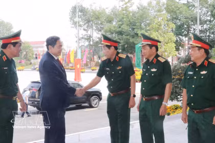 El presidente de la Asamblea Nacional de Vietnam, Tran Thanh Man, saluda a los oficiales (Foto: VNA)