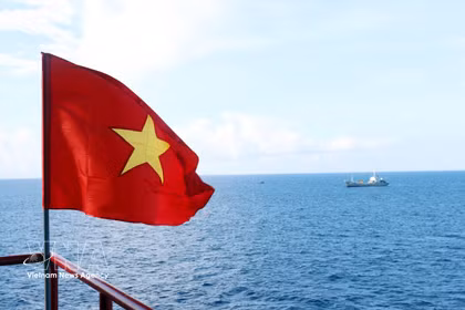 Bandera nacional de Vietnam ondea con orgullo sobre sus territorios marítimos