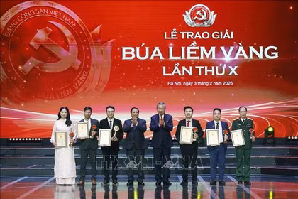 El secretario general del PCV, To Lam, y el primer ministro, Pham Minh Chinh, honran a los ganadores del primer premio. (Foto: VNA)