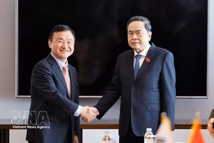 El presidente de la Asamblea Nacional de Vietnam, Tran Thanh Man (derecha), recibe a Roh Tae Moon, director ejecutivo de Samsung Electronics. (Foto: VNA)