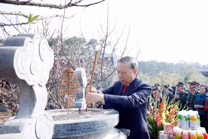 El secretario general del PCV, To Lam, rinde homenaje al Presidente Ho Chi Minh en el templo Chung Son (Foto: VNA)