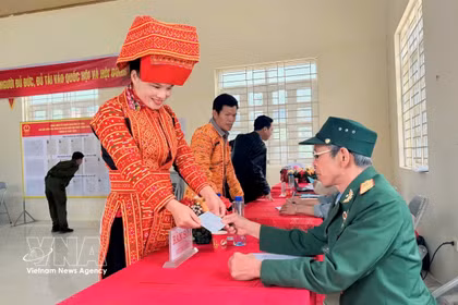 Los pobladores de la minoría étnica Dao en la aldea de Na Trang, comuna de An Lac, provincia de Bac Ninh, participan en las elecciones. (Foto: VNA)