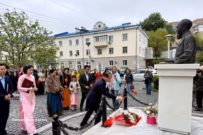 El busto dedicado al Presidente Ho Chi Minh en la ciudad rusa de Vladivostok (Foto: VNA)