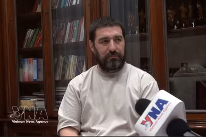 El periodista e investigador argentino Gastón Fiorda en la entrevista (Foto: VNA)
