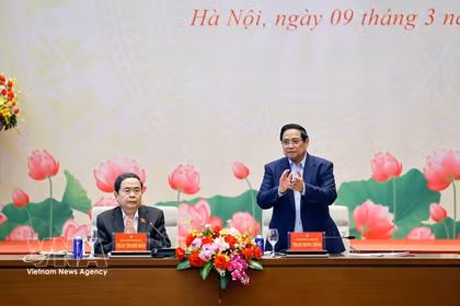 El secretario del Comité del Partido del Gobierno y primer ministro, Pham Minh Chinh (derecha), y el secretario del Comité del Partido de la Asamblea Nacional y titular del Legislativo, Tran Thanh Man, copresiden la cita (Foto: VNA)