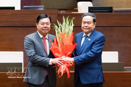 El presidente de la Asamblea Nacional de Vietnam, Tran Thanh Man (derecha), felicita al nuevo ministro del Interior, Nguyen Tien Hai. (Foto: VNA)