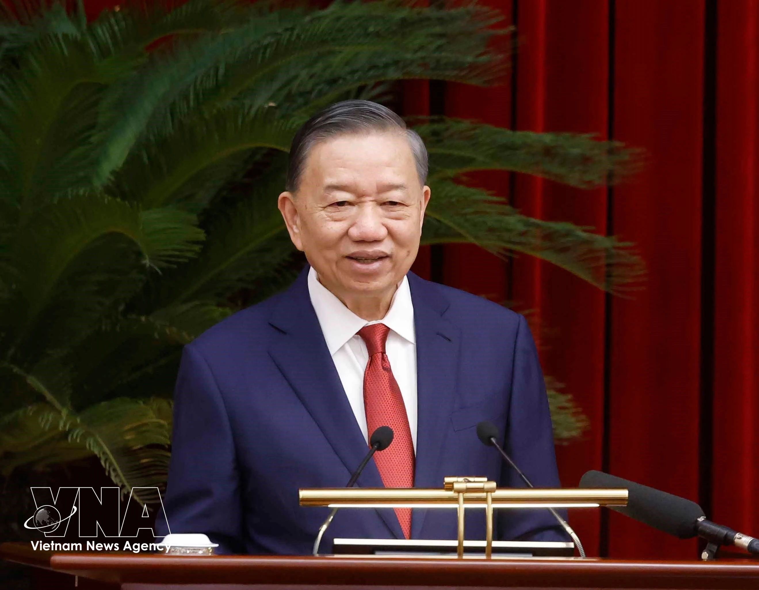 El secretario general del Partido Comunista y presidente de Vietnam, To Lam, pronuncia el discurso de clausura del IV Pleno del Comité Central. (Foto: VNA) 