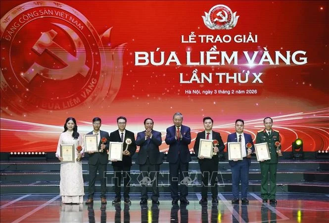 El secretario general del PCV, To Lam, y el primer ministro, Pham Minh Chinh, honran a los ganadores del primer premio. (Foto: VNA)