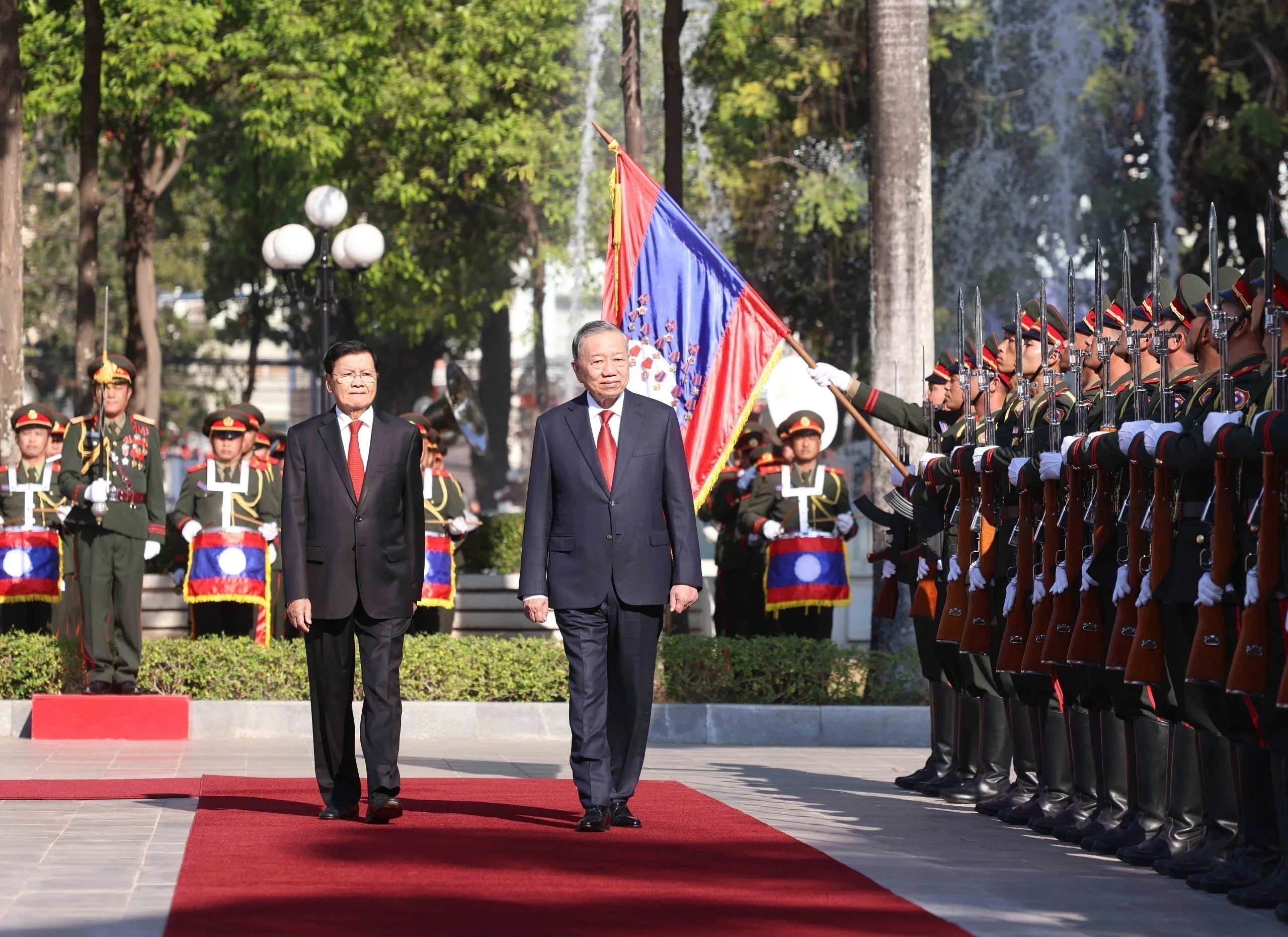 El secretario general del Partido Comunista de Vietnam, To Lam (derecha), y el secretario general del Partido Popular Revolucionario y presidente de Laos, Thongloun Sisoulith, pasan revista a la guardia de honor. (Foto: VNA)