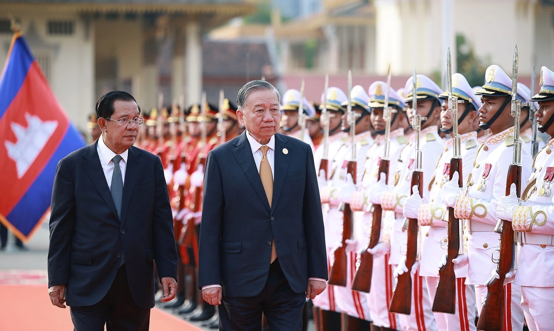 El secretario general del Partido Comunista de Vietnam, To Lam, y Samdech Techo Hun Sen pasan revista a la guardia de honor (Foto: VNA)
