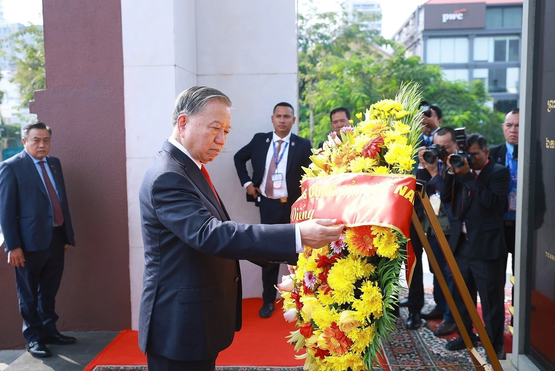 El secretario general del Partido Comunista de Vietnam, To Lam, deposita una ofrenda floral en el Monumento al difunto rey Norodom Sihanouk (Foto: VNA)
