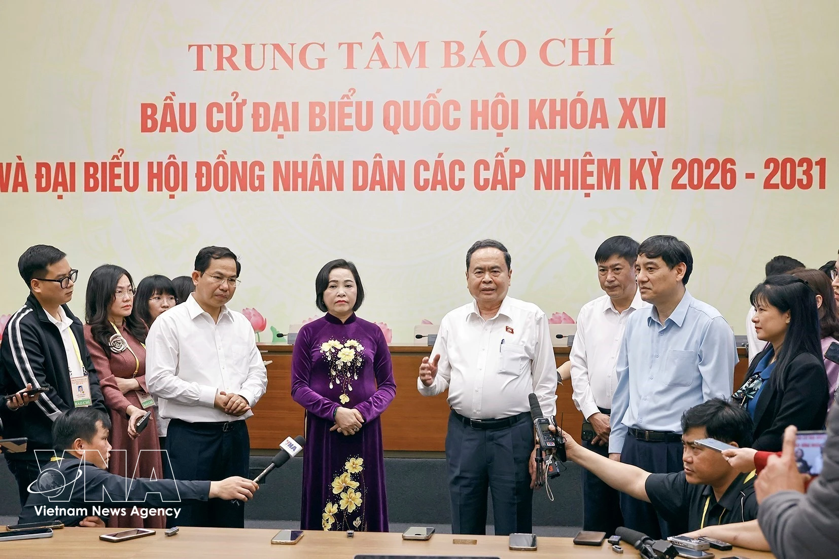 El presidente de la Asamblea Nacional (AN) y del Consejo Electoral Nacional (CEN), Tran Thanh Man, visita el centro de prensa. (Fuente: VNA)