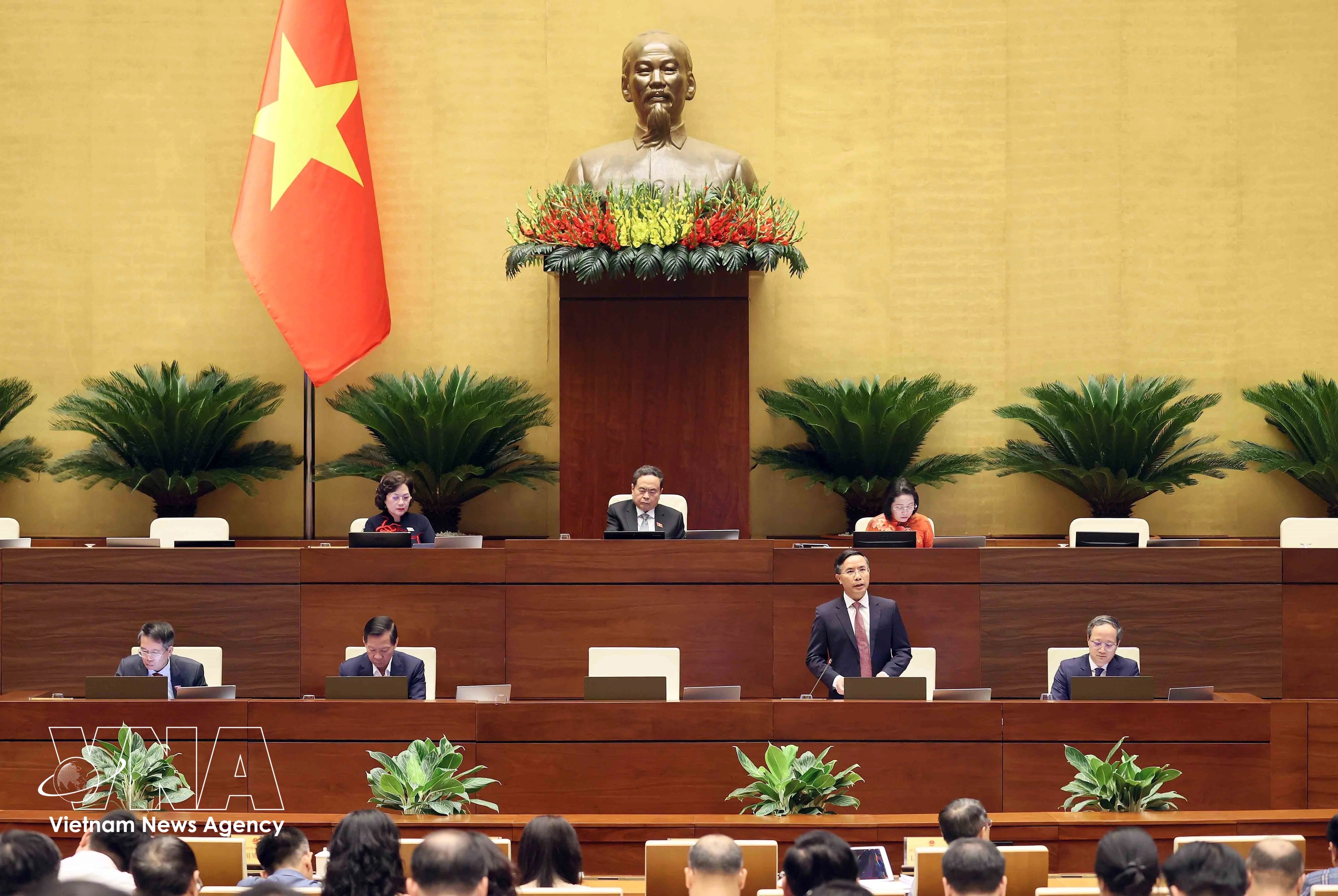 Parlamento vietnamita debate medidas para reforzar seguridad bancaria e impulsar economía digital. (Fuente: VNA)