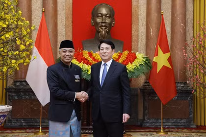 El presidente Luong Cuong (derecha) y el recién nombrado embajador de Indonesia, Adam Mulawarman Tugio (Foto: VNA)