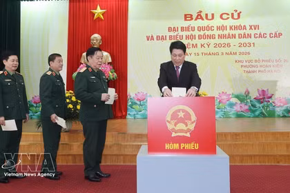 El presidente del Estado, Luong Cuong, y oficiales militares emitieron su voto en el colegio electoral número 26 del barrio de Hoan Kiem, en Hanoi, la mañana del 15 de marzo. (Foto: VNA)