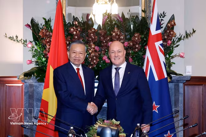 El secretario general del Comité Central del Partido Comunista y presidente de Vietnam, To Lam (izquierda), se reúne con el primer ministro de Nueva Zelanda, Christopher Luxon. (Foto: VNA)