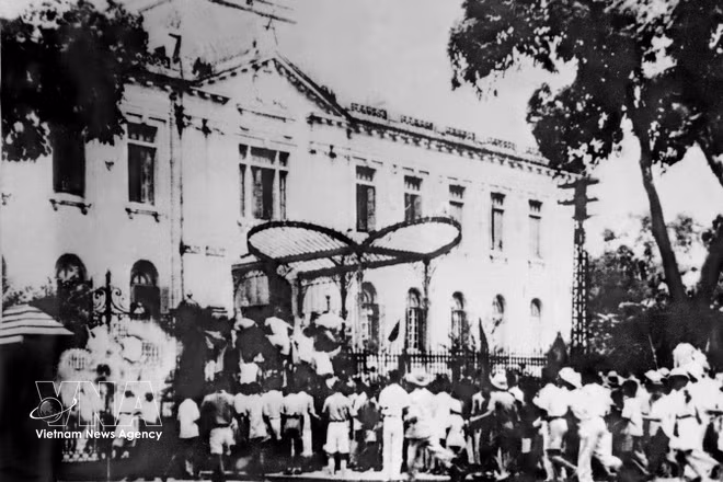 Las masas revolucionarias y las fuerzas de autodefensa toman el Palacio del Gobernador de Tonkín (Phu Kham Sai) el 19 de agosto de 1945, marcando el triunfo de la Revolución de Agosto en Hanoi. (Foto: Archivo de VNA) 