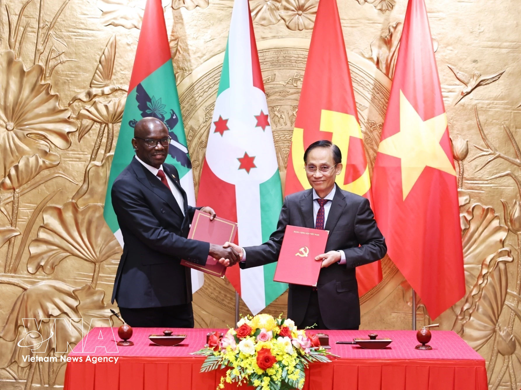 Firma de un Memorando de Entendimiento sobre cooperación entre el Partido Comunista de Vietnam y del CNDD-FDD. (Foto: VNA)