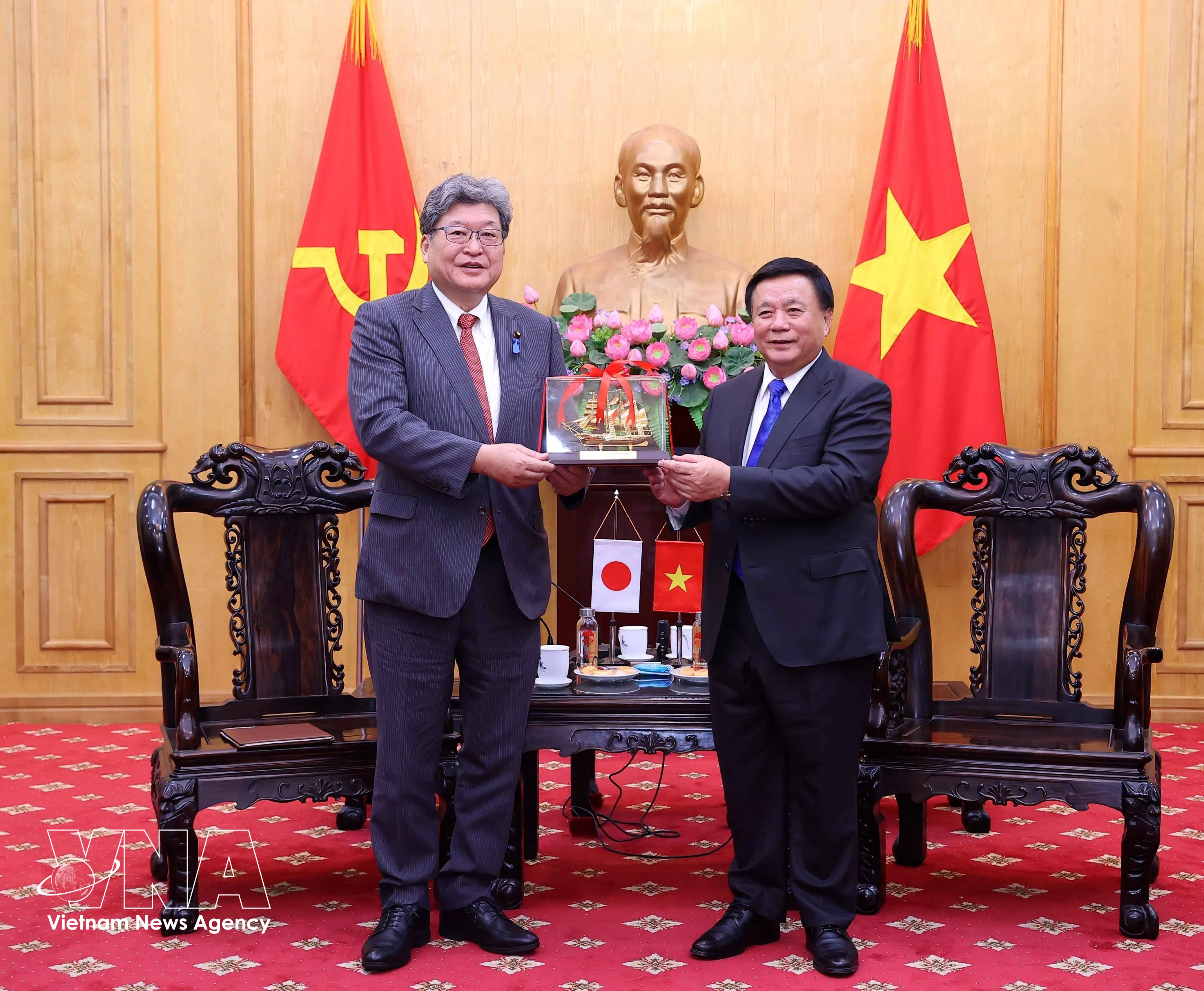 El presidente del Consejo Teórico Central del PCV, Nguyen Xuan Thang (derecha), entrega un obsequio al secretario general interino del PLD, Koichi Hagiuda. (Foto: VNA)