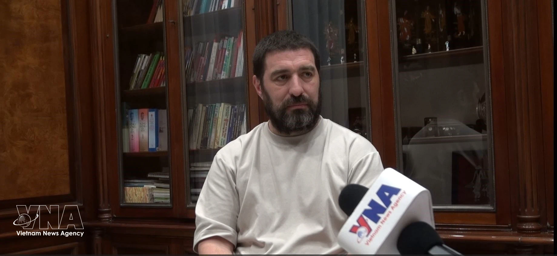 El periodista e investigador argentino Gastón Fiorda en la entrevista (Foto: VNA)