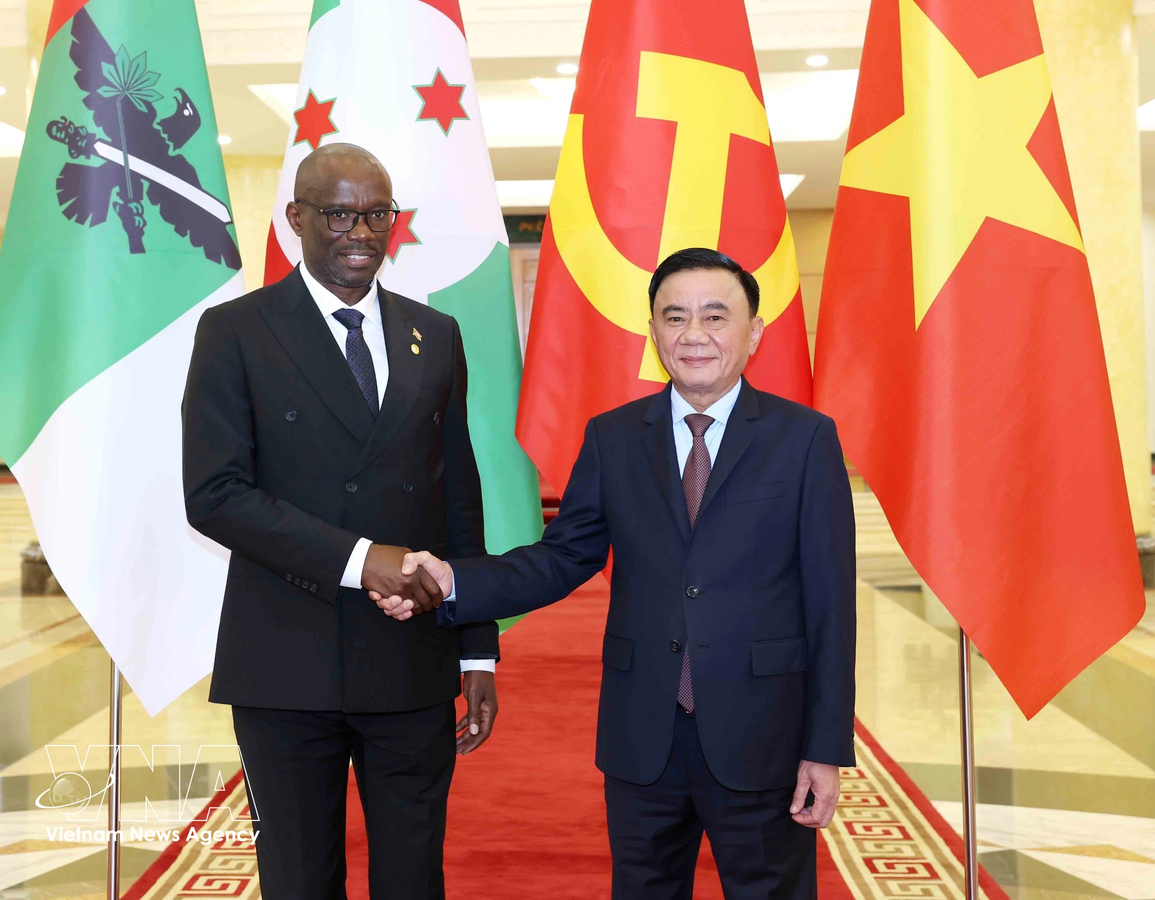 El secretario permanente del Secretariado del Comité Central del Partido Comunista de Vietnam, Tran Cam Tu, recibe al secretario general del Partido Consejo Nacional para la Defensa de la Democracia-Fuerzas de Defensa de la Democracia (CNDD-FDD), Révérien Ndikuriyo. (Foto: VNA)