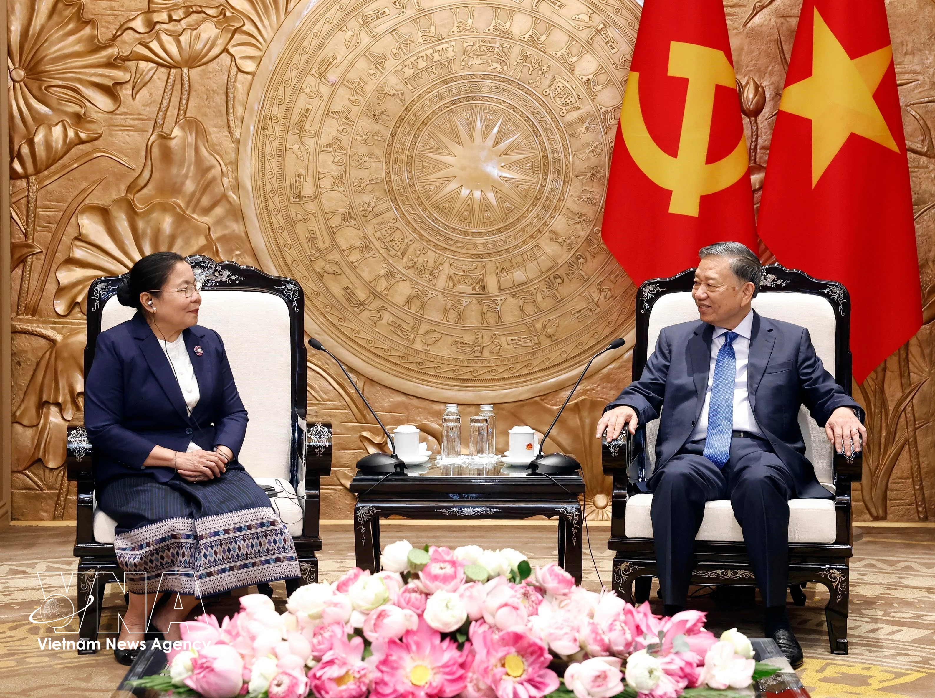 El secretario general del PCV y presidente de Vietnam, To Lam, recibe a Sisay Leudetmounsone, miembro del Buró Político, secretaria del Comité Central del PPRL y jefa de su Comisión de Organización. (Foto: VNA)