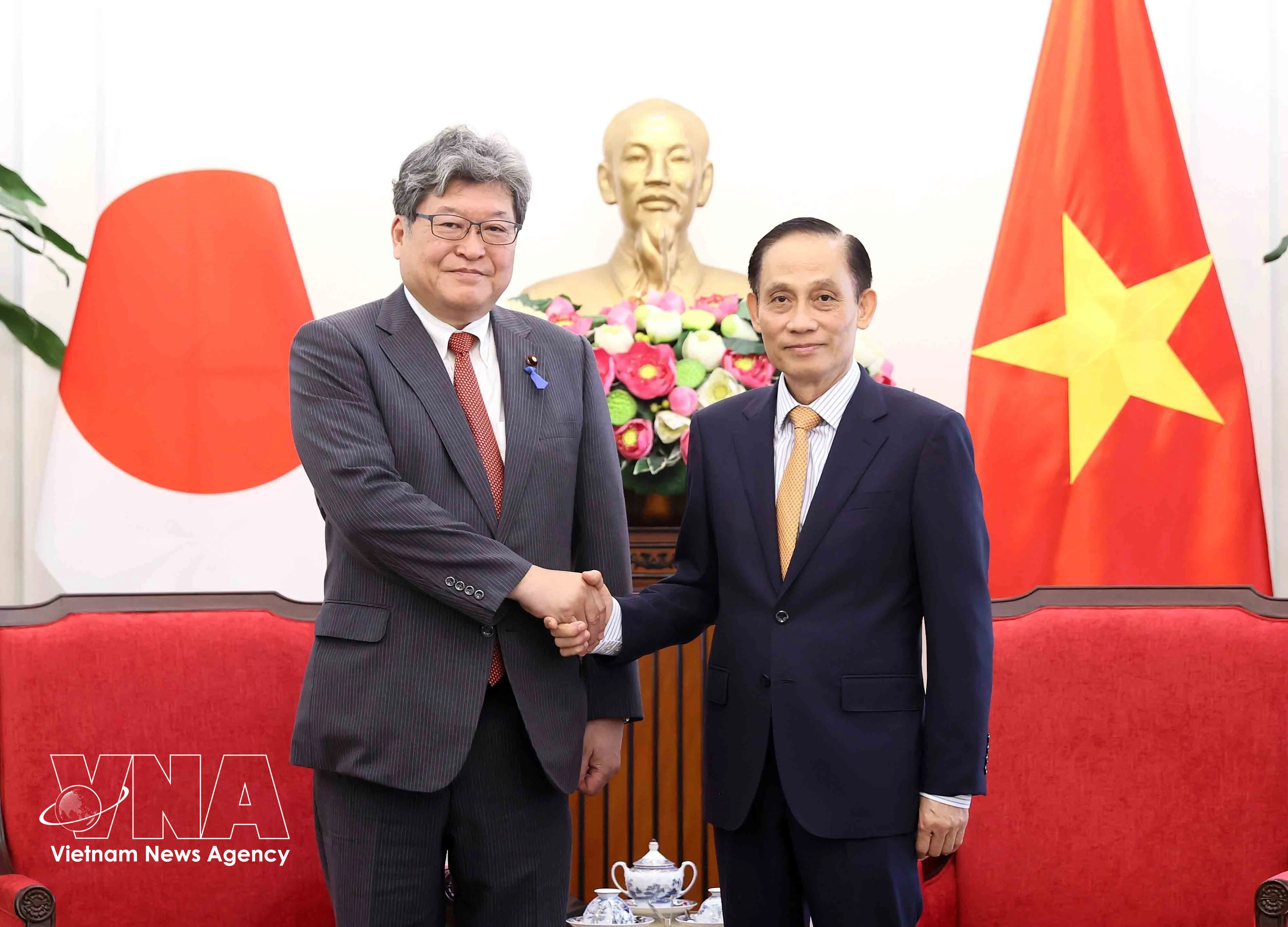 El miembro del Buró Político del PCV y ministro de Relaciones Exteriores de Vietnam, Le Hoai Trung (derecha), y el secretario general interino del PLD, Hagiuda Koichi. (Foto: VNA)