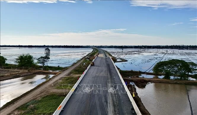 El tramo de la autopista Chau Doc - Can Tho - Soc Trang que pasa por la provincia de An Giang está tomando forma gradualmente, abriendo nuevas oportunidades de desarrollo para la localidad (Foto: VNA)