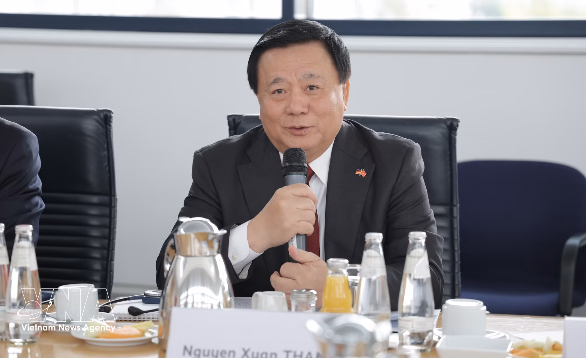 vnanet_potal-doan-dai-bieu-dang-cong-san-viet-nam-tham-du-trao-doi-ly-luan-lan-thu-11-voi-dang-dan-chu-xa-hoi-duc-9049866.jpg