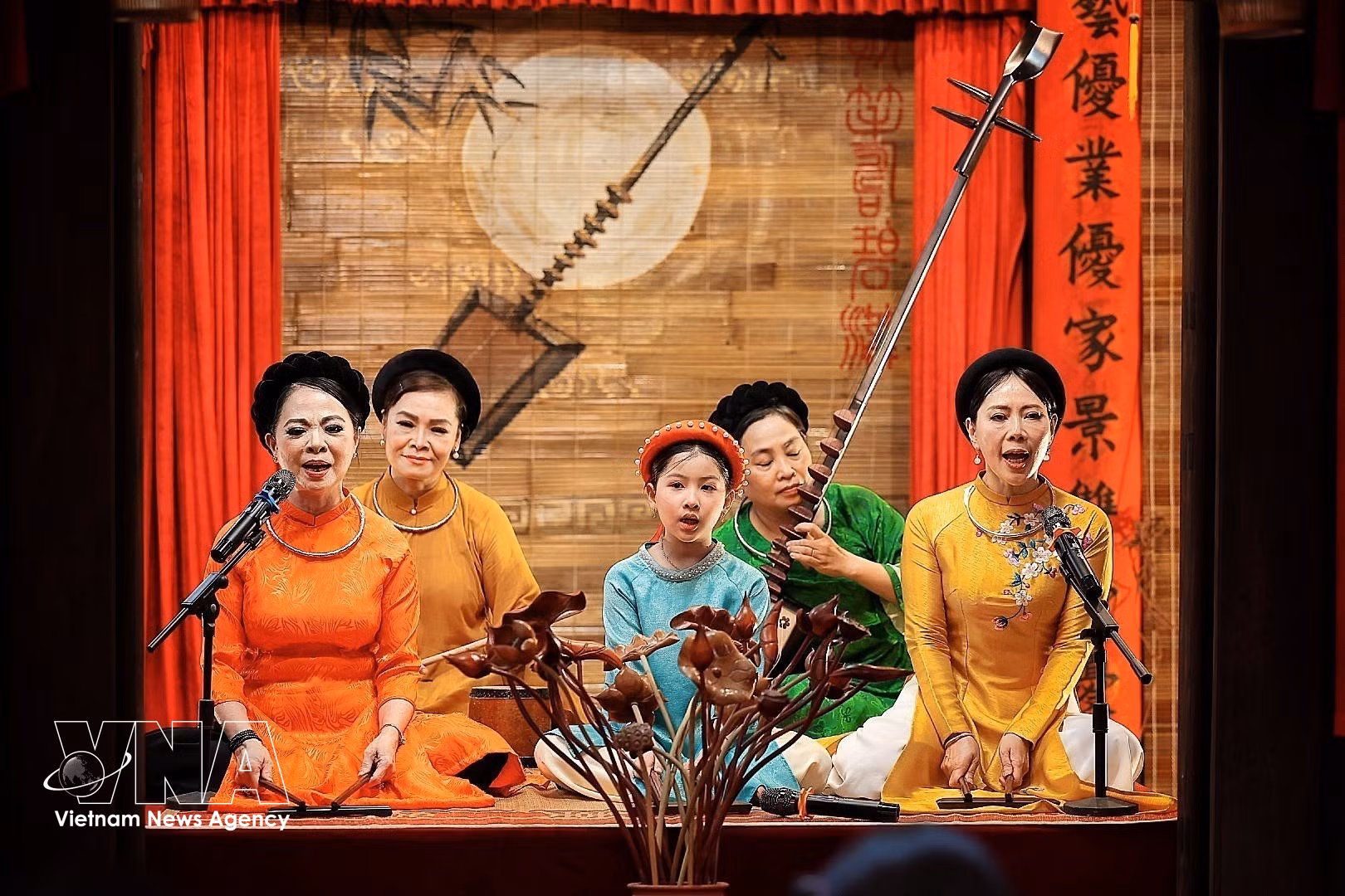 vnanet-potal-nguoi-tre-tim-ve-tieng-phach-ca-tru-o-bich-cau-dao-quan-8826030.jpg
