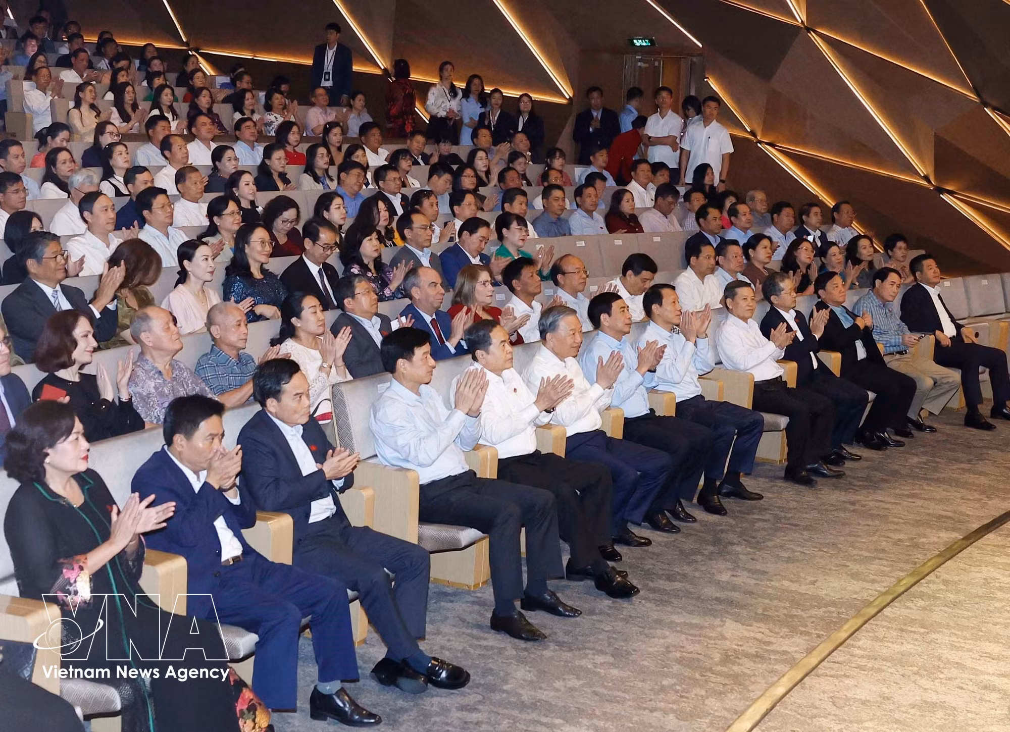 vnanet-tong-bi-thu-chu-tich-nuoc-to-lam-du-chuong-trinh-nghe-thuat-to-quoc-trong-tim-8691729.jpg